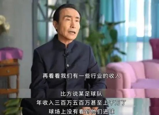 该记者表示，琼阿梅尼已经和球队一起合练，目标是在周日的比赛中复出。